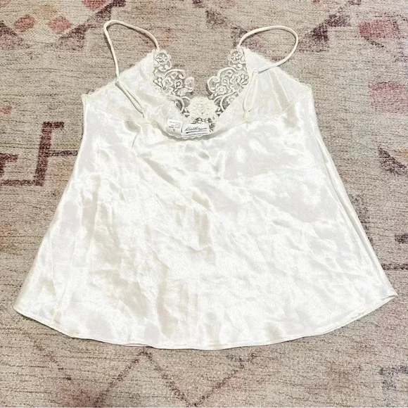 Vintage 90’s White lace cami top with floral design size small - Picture 14 of 14